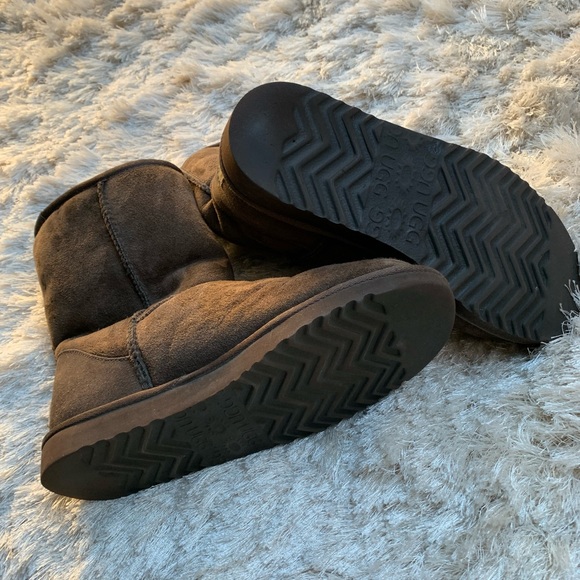 Ugg Women's Classic Short Boots in Chocolate Size 8 - Picture 2 of 10